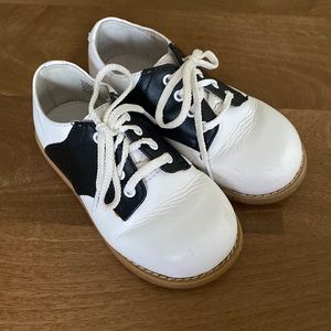 Saddle shoes perfect for your classic outfits!  EUC!  Willets Footmates
